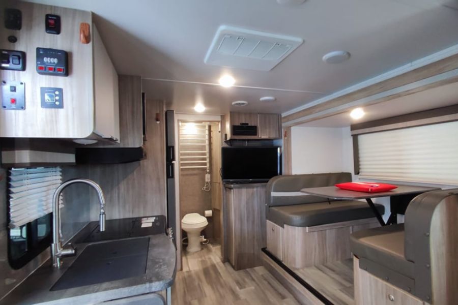 Winnebago Micro Minnie 2106D