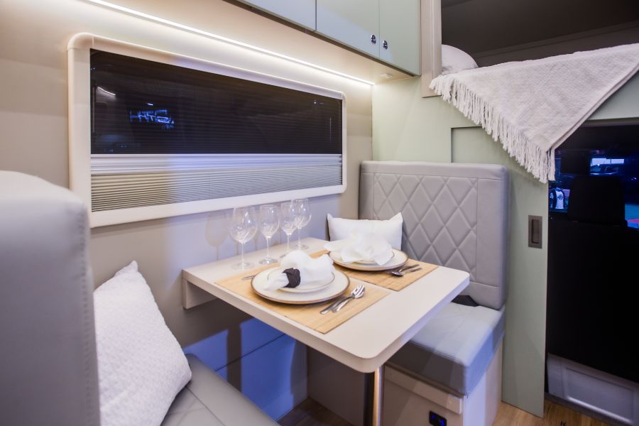 Mammoth Overland Motorhome Srinter 517