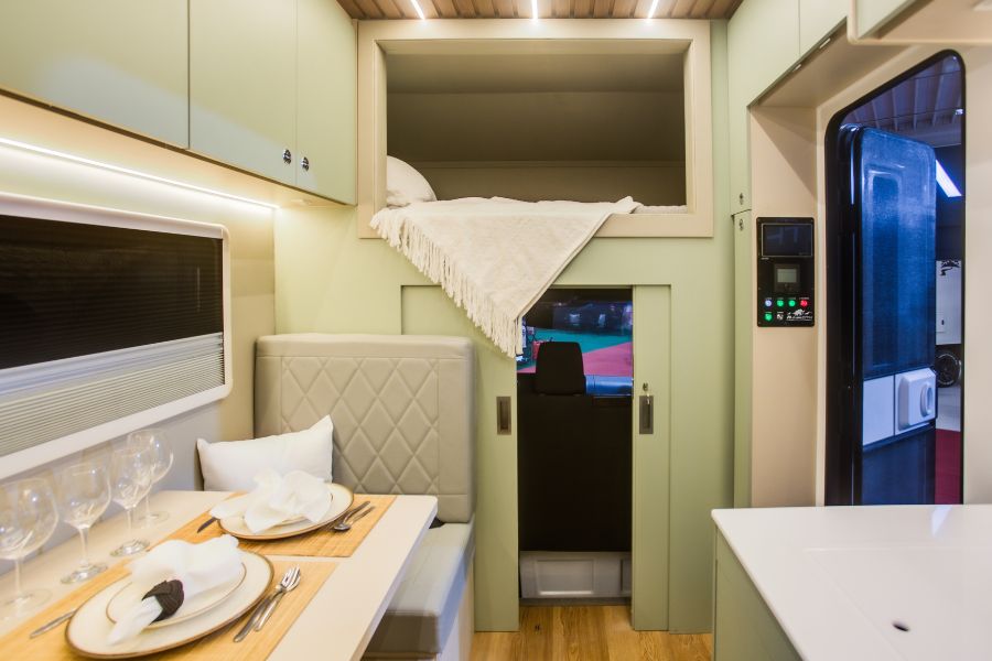 Mammoth Overland Motorhome Srinter 517